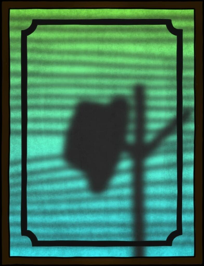 Milchglas-Panel mit Silhouette am Schreibtisch